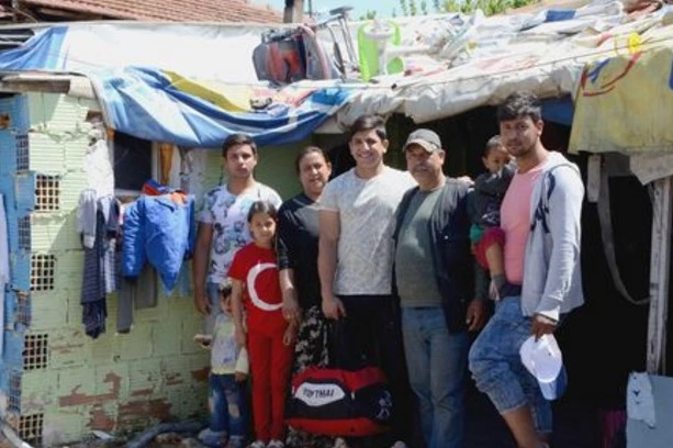 Dünya şampiyonu sporcu kağıt topluyor